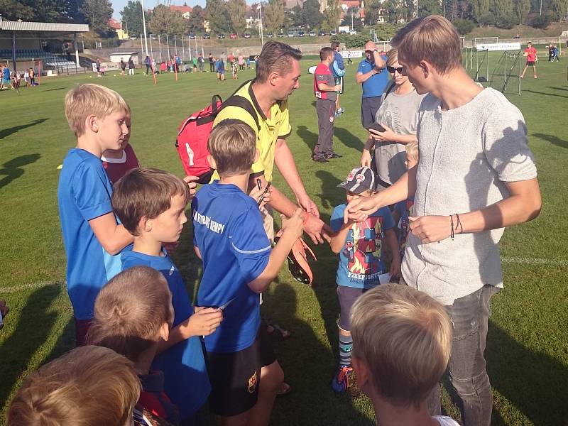 Na nábor FK Čáslav přijel za dětmi také Bořek Dočkal