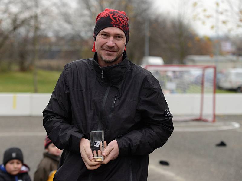 Druhý ročník charitativního turnaje v zabarákovém hokeji Šíša Cup se uskutečnil 25. listopadu v Kutné Hoře.