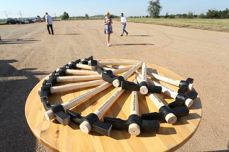 Poklepání základního kamene obchvatu obce Církvice na Kutnohorsku 15. září 2020.