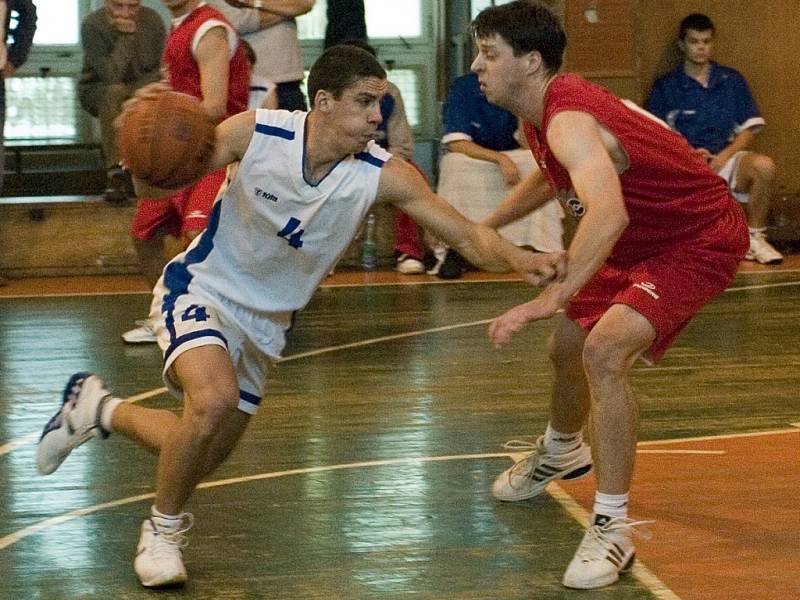 K tahounům kutnohorských basketbalistů patřil v obou domácích zápasech Jan Málek (vlevo).