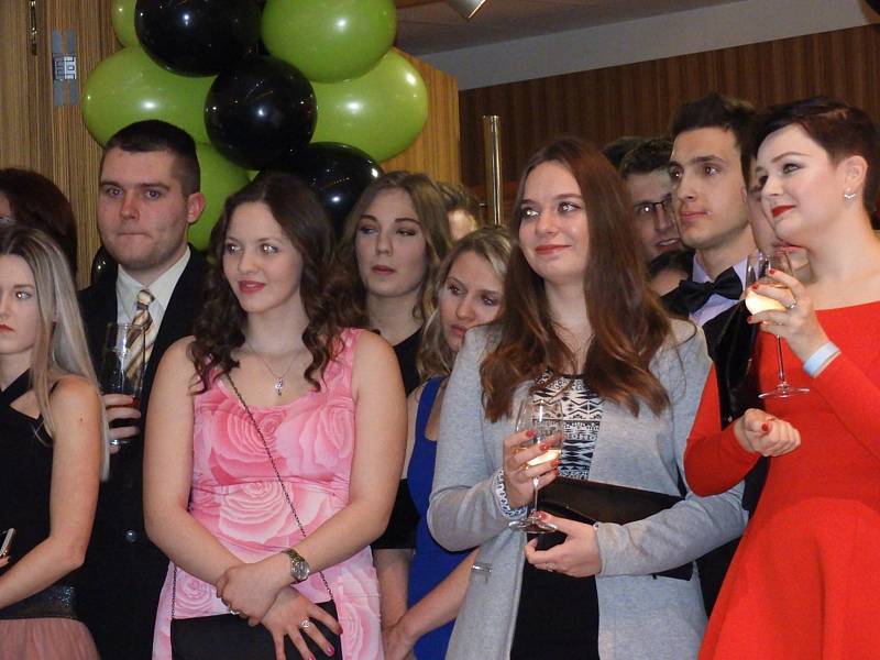 Maturitní ročník Střední průmyslové školy a Obchodní akademie v Čáslavi si v pátek v čáslavském Grandu převzal své slavnostní šerpy.
