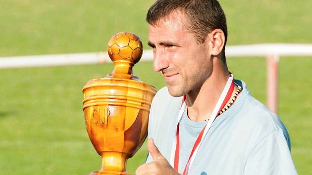 Výmluvné gesto Martina Vrzala z FC Ňuňas, který se stal celkovým vítězem červenojanovického Pukma Cupu v roce 2014.