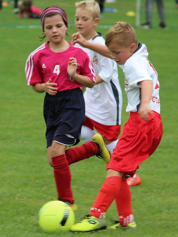 Z fotbalového turnaje mladších přípravek v Tupadlech: FK Čáslav dívky - TJ Star Tupadly 9:1.