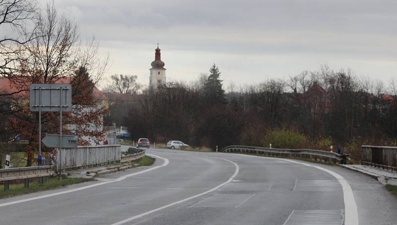 Úsek silnice I/2 mezi kutnohorským Malínem a Novými Dvory.