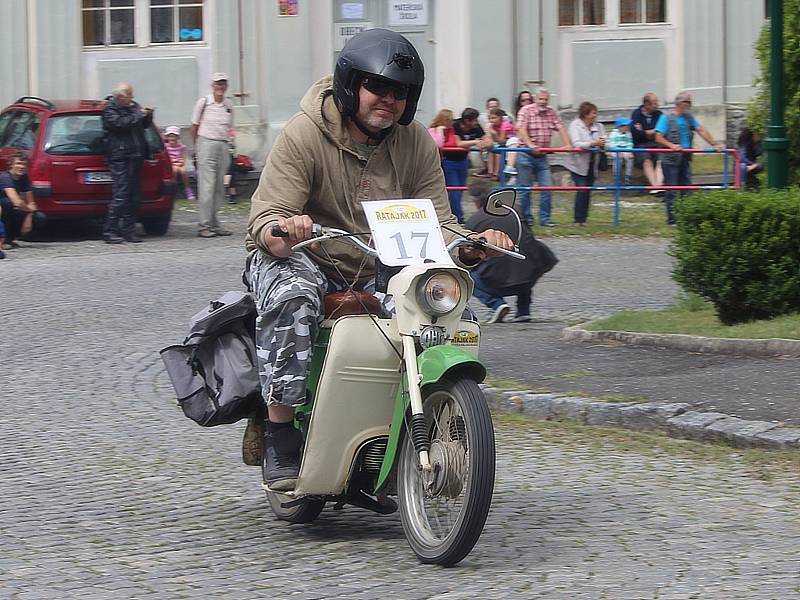 Ratajský kopec znovu zdolávaly desítky historických vozidel.