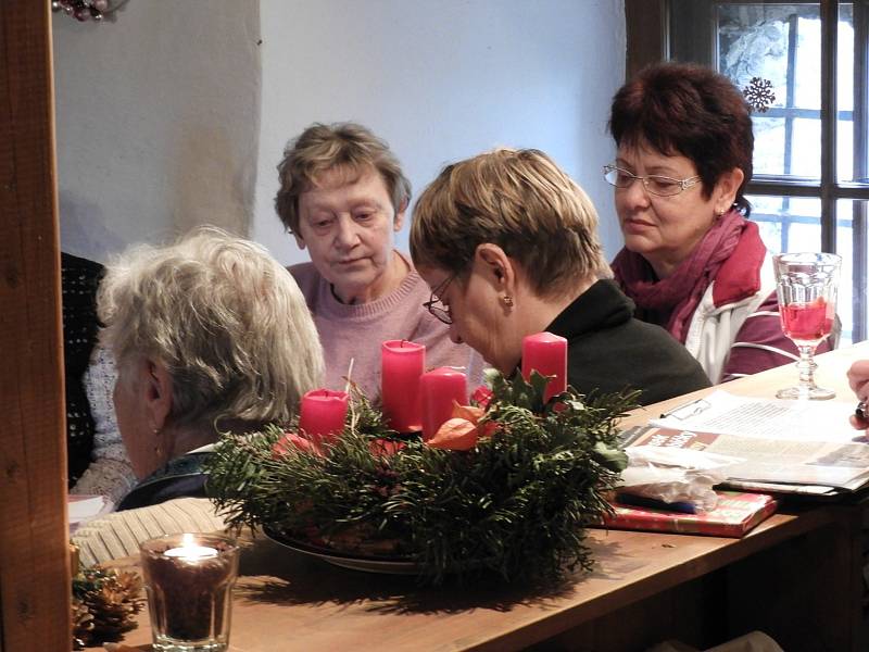 Spisovatelka Jaroslava Hofmanová potěšila přítomné na adventní literární kavárně.