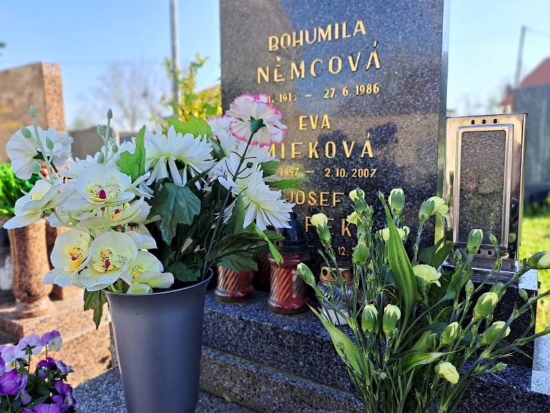 Jaro na hřbitově ve Žlebech.