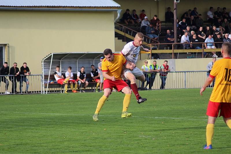 Z fotbalového utkání I.B třídy Uhlířské Janovice - Kácov (1:1)