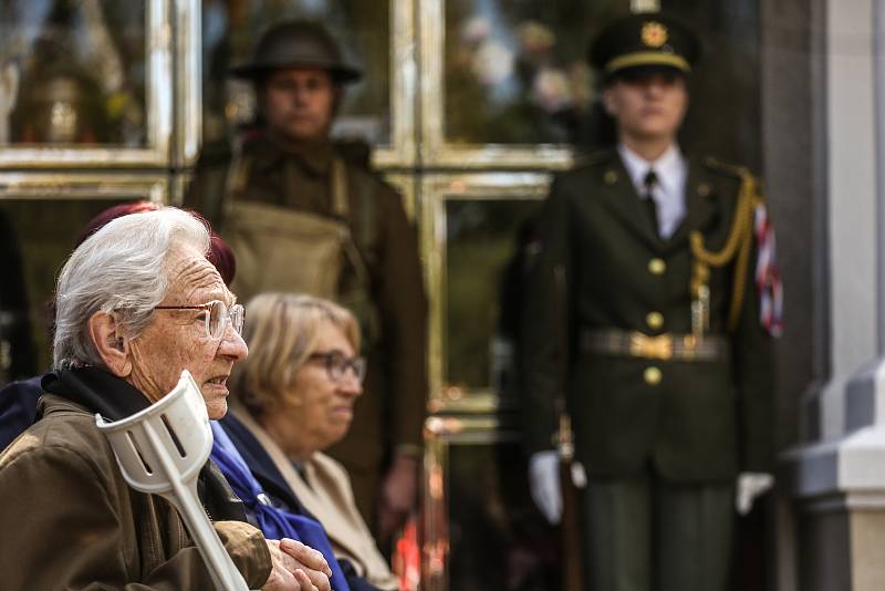 Z pietního ceremoniálu k převozu ostatků někdejšího velitele československé rozvědky Františka Moravce do rodné Čáslavi a jejich uložení v kolumbáriu na místním hřbitově.