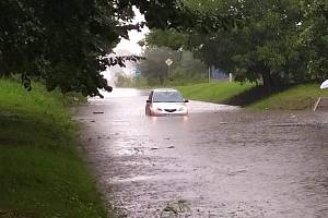 Zaplavená Vrchovská ulice v Čáslavi po prudkém lijáku v pondělí 10. srpna 2020.