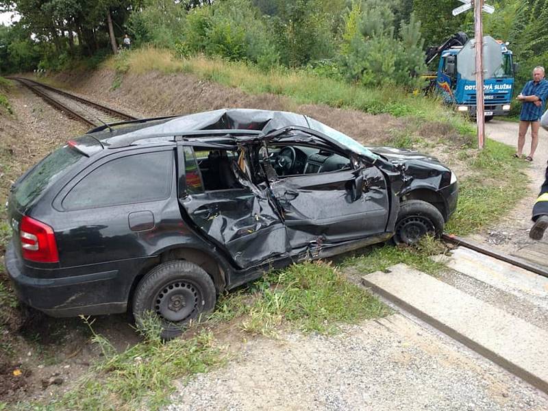 Dopravní nehoda na nechráněném železničním přejezdu v Hodkově.