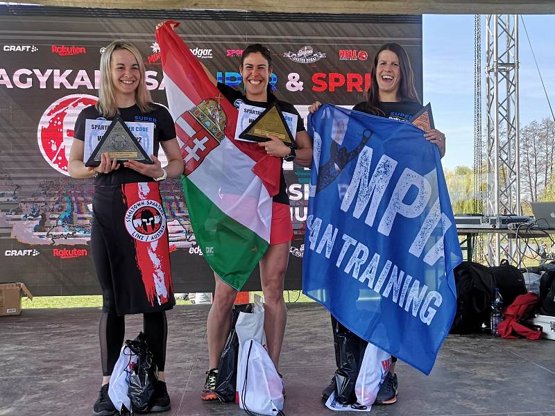 Spartanka Martina Fabiánová (zcela vpravo) na pódiu při vyhlášení závodu Spartan Super Nagykanizsa 2019.