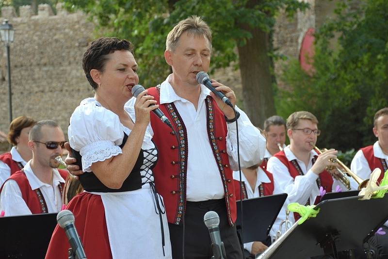 Koncert dechové kapely Křídlovanka hostil zámecký park ve Zruči nad Sázavou.