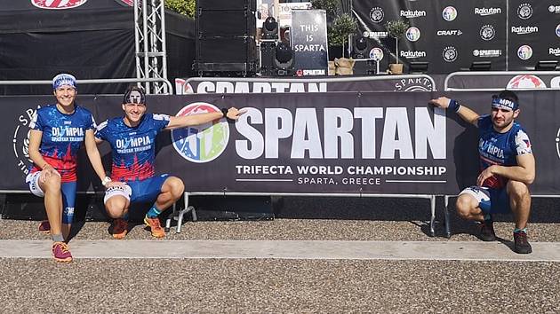 Spartani z Olympia Spartan Training KH (zleva Martina Pavlíková, Michal Pavlík a Jakub Vrbenský) na MS v řecké Spartě