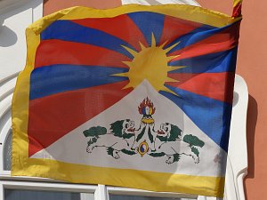 Tibetská vlajka na radnici. Ilustrační foto