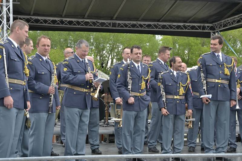 Den otevřených dveří přilákal na čáslavskou vojenskou základnu desetitisíce návštěvníků