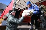 Z předávky humanitární pomoci z Kutné Hory na slovensko-ukrajinské hranici v obci Vyšné Nemecké.