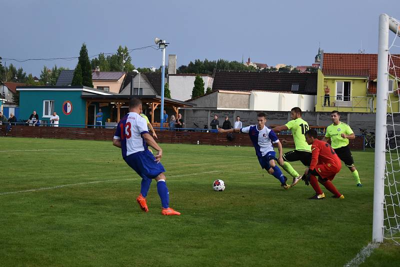 Pšovka Mělník (v modrobílém) - Hlízov 0:2. Zápas I. A třída, skupiny 22. srpna 2020.