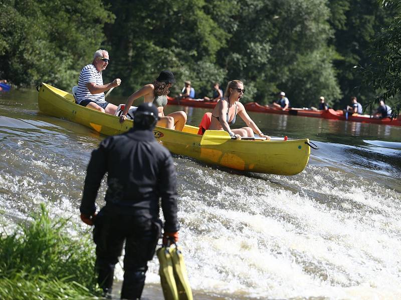 Policejní pátrání po dvou pohřešovaných mladících u jezu na řece Sázavě mezi Otryby a Soběšínem.