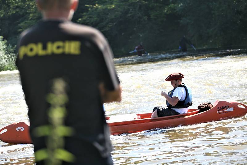 Policejní pátrání po dvou pohřešovaných mladících u jezu na řece Sázavě mezi Otryby a Soběšínem.