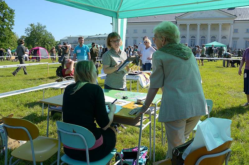 Tradiční oblastní výstava psů všech plemen se konala v zámeckém parku na Kačině.