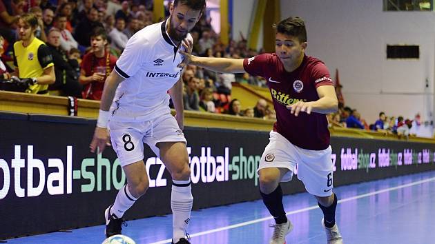 Chrudimský Brazilec Max stráží balon před sparťanem Pimpolhem v listopadovém vzájemném utkání ve VARTA futsal lize, které ERA-PACK vyhrál nad Pražany 3:2.