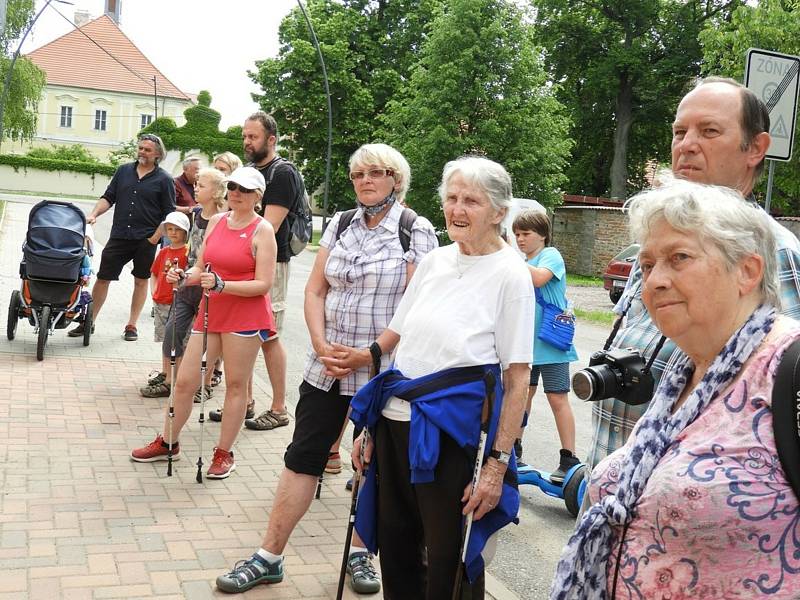 Pamětní desku sochařky Vlasty Samohrdové požehnal páter Pavel Tobek v Hlízově.