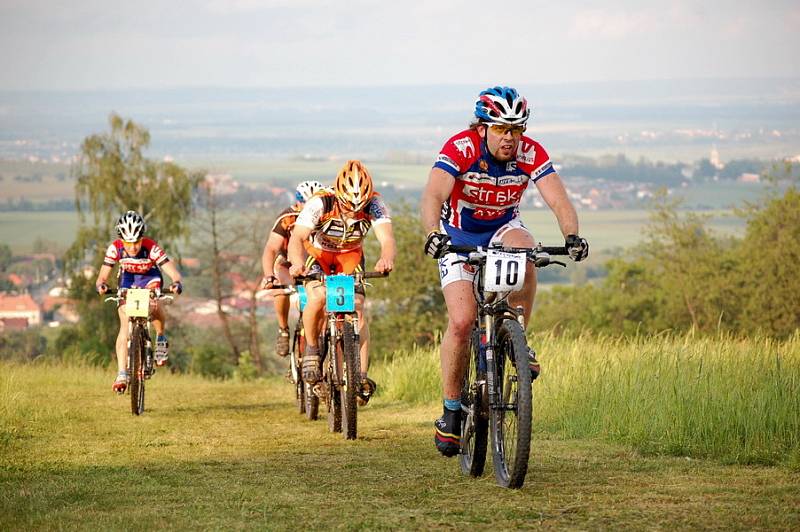 Z prvního kola cyklistického závodu Sraka Sport Cup Miskovice 2009, pátek 22. května 2009