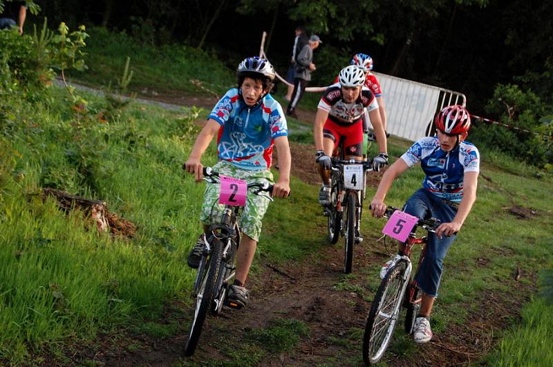 Z prvního kola cyklistického závodu Sraka Sport Cup Miskovice 2009, pátek 22. května 2009