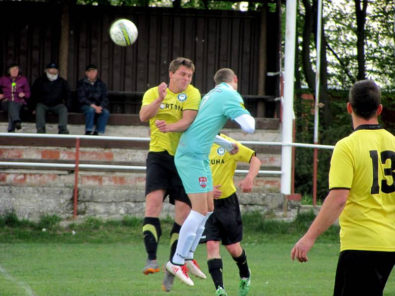 Fotbalová III. třída: TJ Sokol Červené Janovice - AFK Kácov 0:8 (0:3).