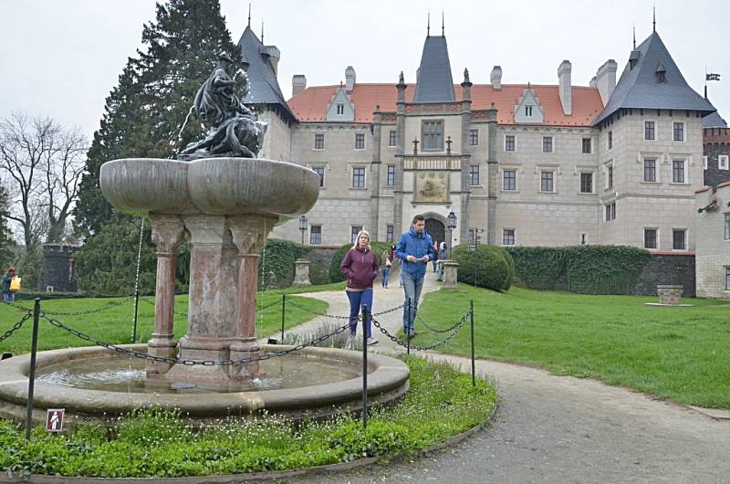 Sobotní dopoledne přilákalo na žlebský zámek stovky lidí