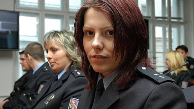 Policistka Petra Dudlová (vpředu).