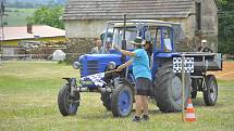 Závody traktorů v obci Brambory.