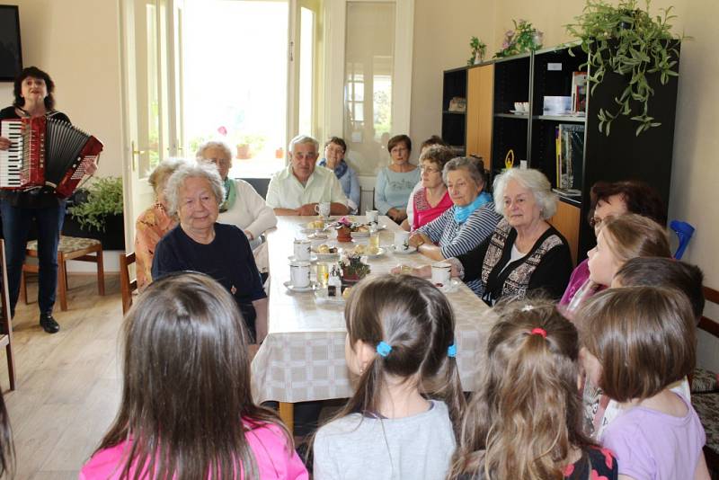 Děti z MŠ Benešova 7 zazpívaly v kutnohorském Klubu seniorů.