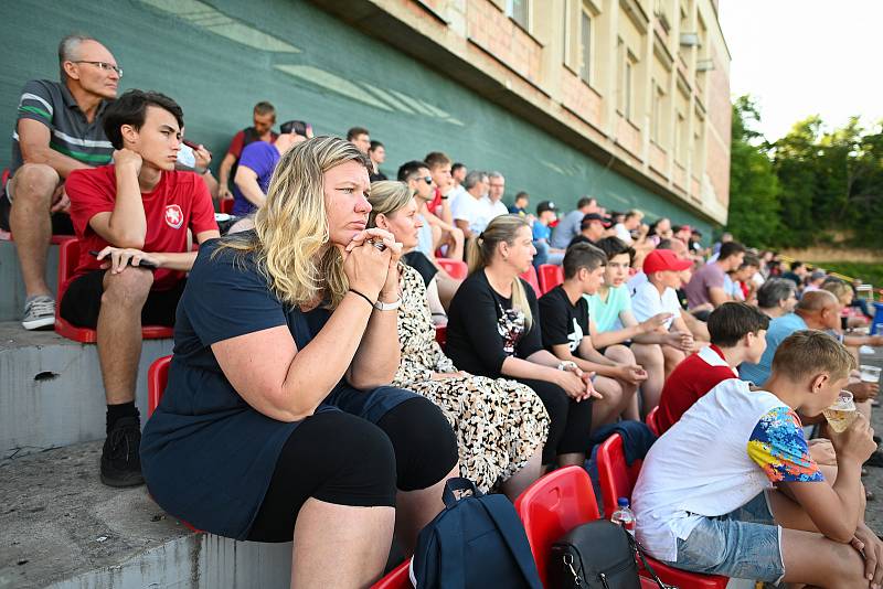 Fanoušci našich fotbalistů na stadionu v kutnohorském Lorci.