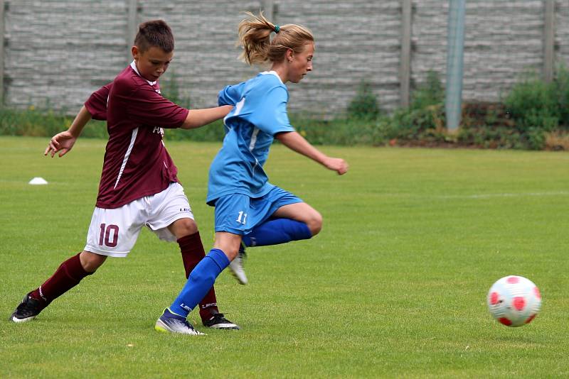 Z přátelského fotbalového zápasu: FK Uhlířské Janovice (mladší žáci) - FK Čáslav dívky (starší žákyně) 6:6 (3:2).