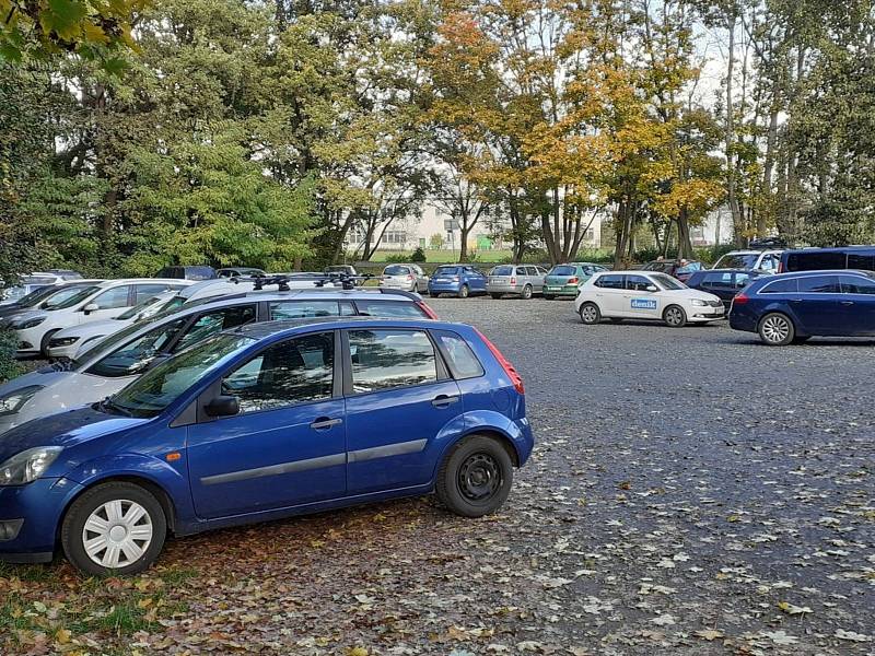 Parkoviště u zámeckých parků na Kutnohorsku byla o víkendu plná.