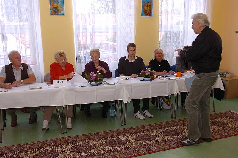 Krajské volby - volební místnost v Chotusicích. 12. 10. 2012