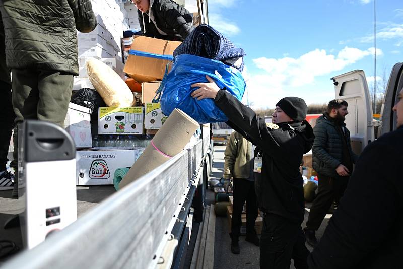 Z předávky humanitární pomoci z Kutné Hory na slovensko-ukrajinské hranici v obci Vyšné Nemecké.