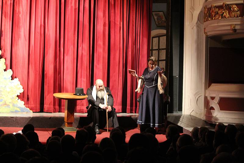 Čáslavští ochotníci ze spolku ATAKDÁL vystoupili na slavnostním večeru ke 150. výročí Dusíkova divadla.