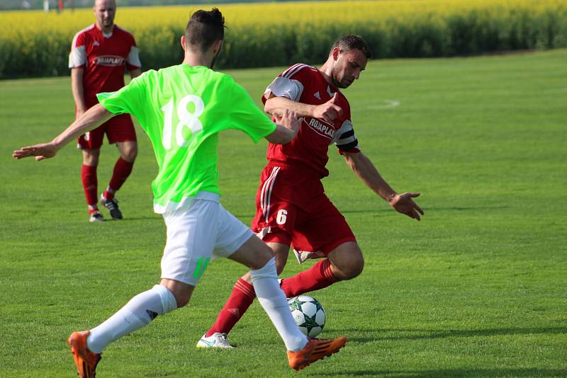 Fotbalisté Hlízova porazili Suchdol a vedou okresní přebor s náskokem dvanácti bodů.