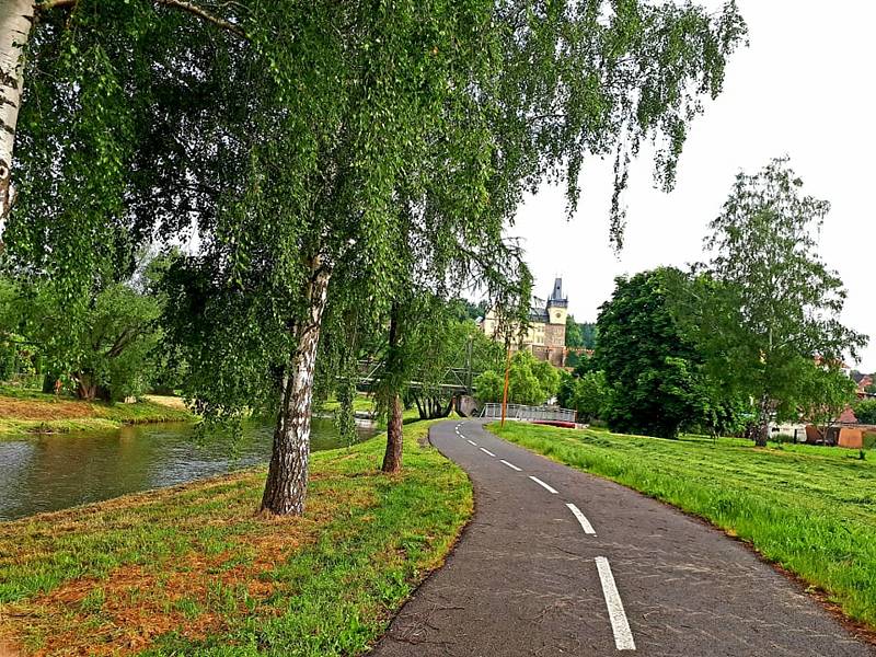 Nová cyklostezka ve Zruči nad Sázavou, která vede podél řeky Sázavy.