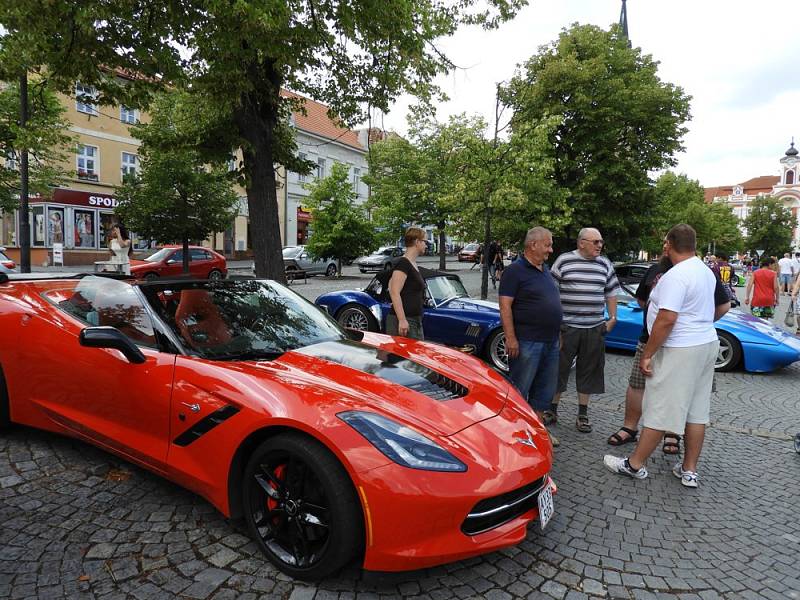 Tradiční sraz vozů Porsche a Chevrolet Corvette se uskutečnil na čáslavském náměstí Jana Žižky z Trocnova.