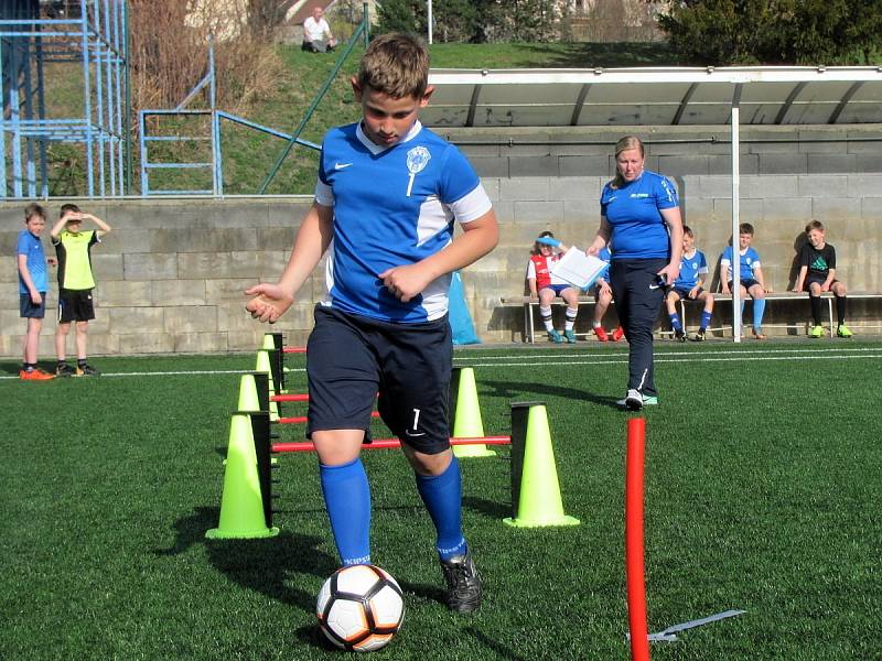 Z testování mladých fotbalistů v Čáslavi za účasti bývalého reprezentanta Tomáše Ujfalušiho.