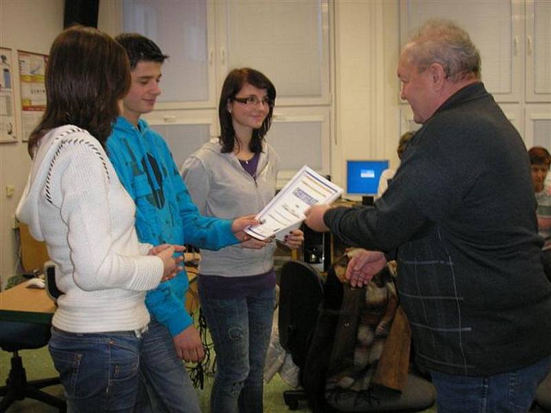 První počítačový kurz pro seniory se uskutečnil ve Zruči nad Sázavou.