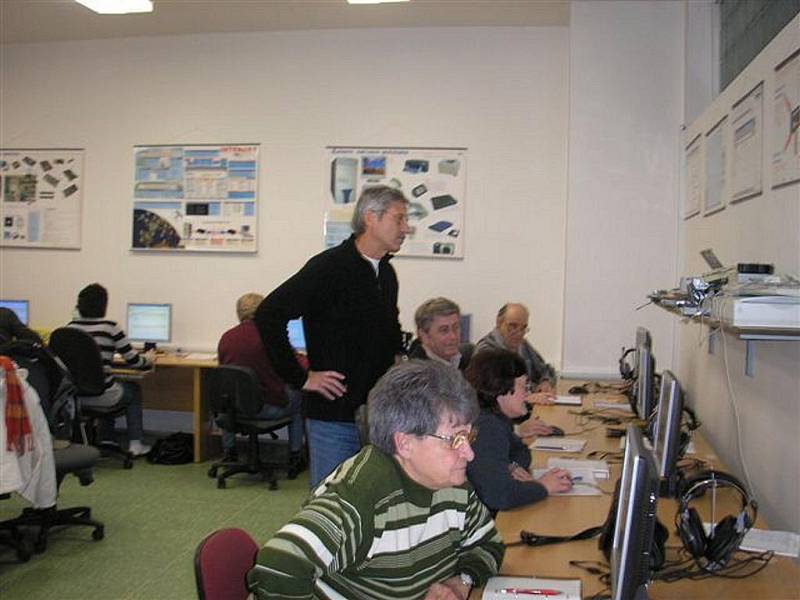 První počítačový kurz pro seniory se uskutečnil ve Zruči nad Sázavou.