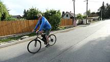 Muž na kole v Úmoníně na Kutnohorsku. V obci bylo na některých místech opět zavedeno nošení roušek
