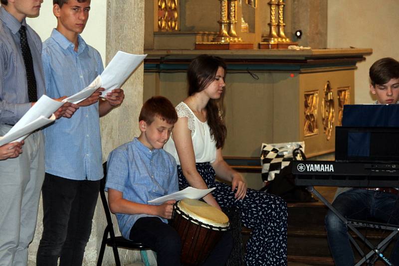 Studenti Církevního gymnázia Kutná Hora ukončili školní rok společnou bohoslužbou v kostele sv. Jakuba.