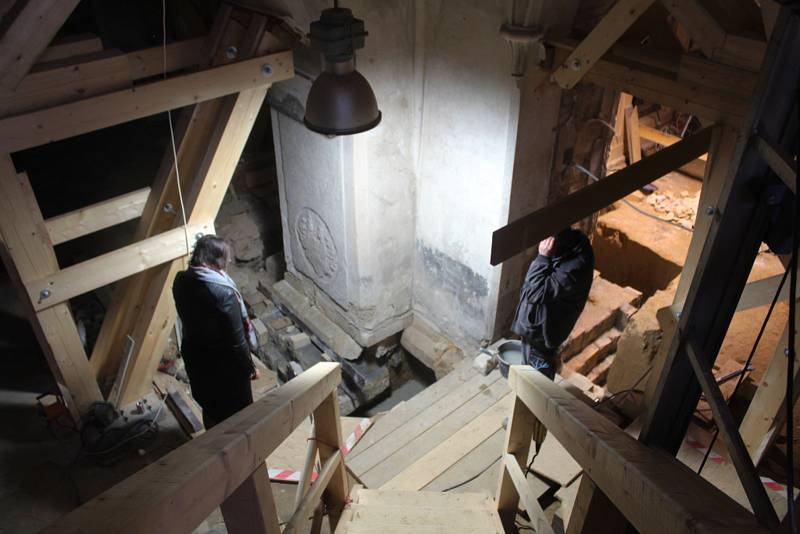 Z rekonstrukce kostnice v kutnohorském Sedlci. Severozápadní pilíř byl hodně popraskaný a navíc téměř bez základů.
