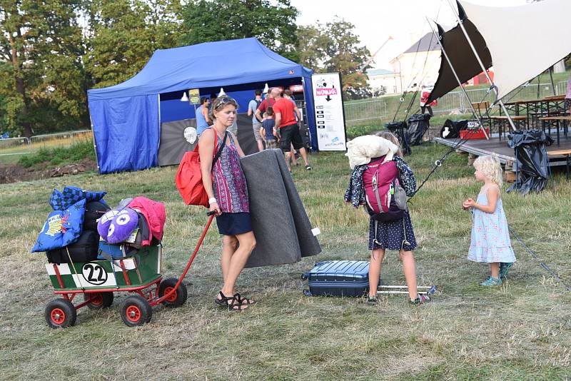 Předvečer 7. ročníku bejbypankového festivalu Kefír.